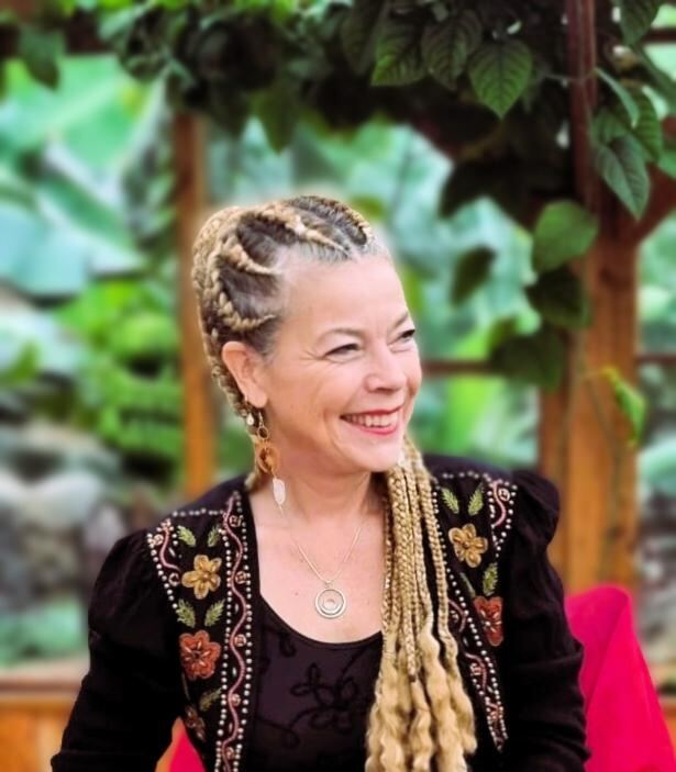 Andrea Noack, lachend, mit geflochtenen Haaren